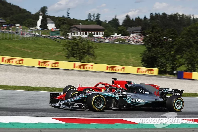 Sebastian Vettel, Ferrari SF71H, lotta con Lewis Hamilton, Mercedes AMG F1 W09
