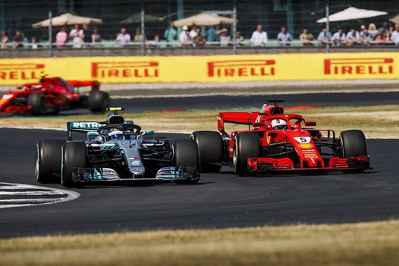 Valtteri Bottas, Mercedes AMG F1 W09, y Sebastian Vettel, Ferrari SF71H