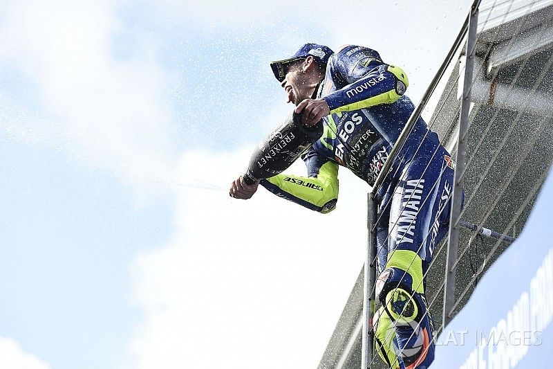 Podio: segundo lugar Valentino Rossi, Yamaha Factory Racing