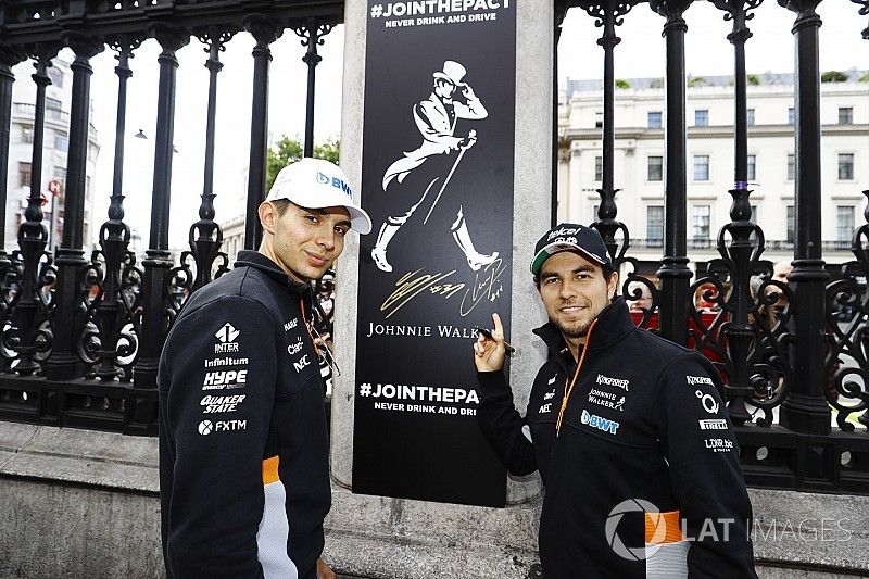 Esteban Ocon, Force India, Sebastian Vettel, Ferrari, muestra un logo de Johnnie Walker