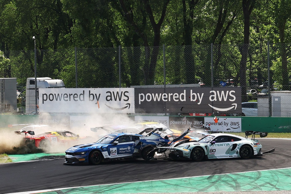 Over a dozen cars involved in major Monza GT race pile-up
