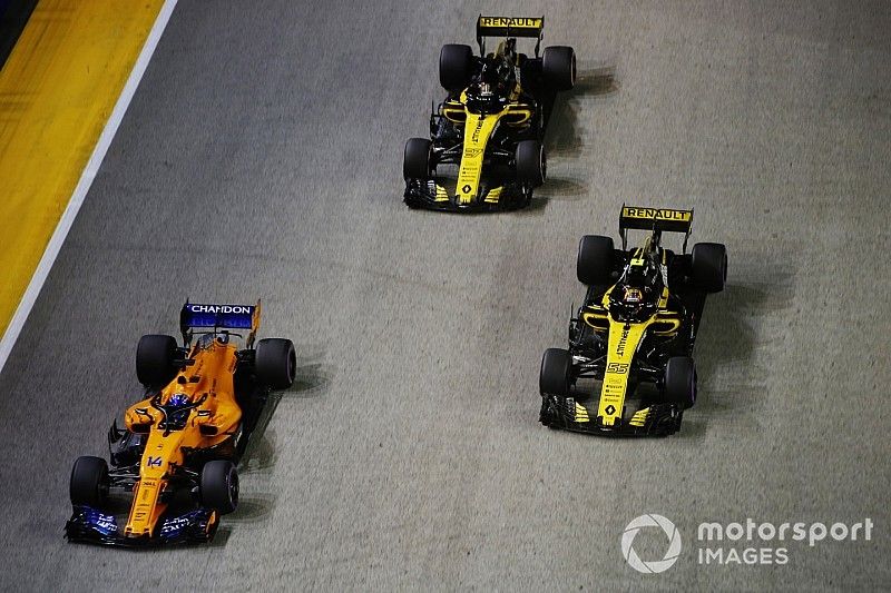 Fernando Alonso, McLaren MCL33, leads Carlos Sainz Jr., Renault Sport F1 Team R.S. 18, and Nico Hulkenberg, Renault Sport F1 Team R.S. 18