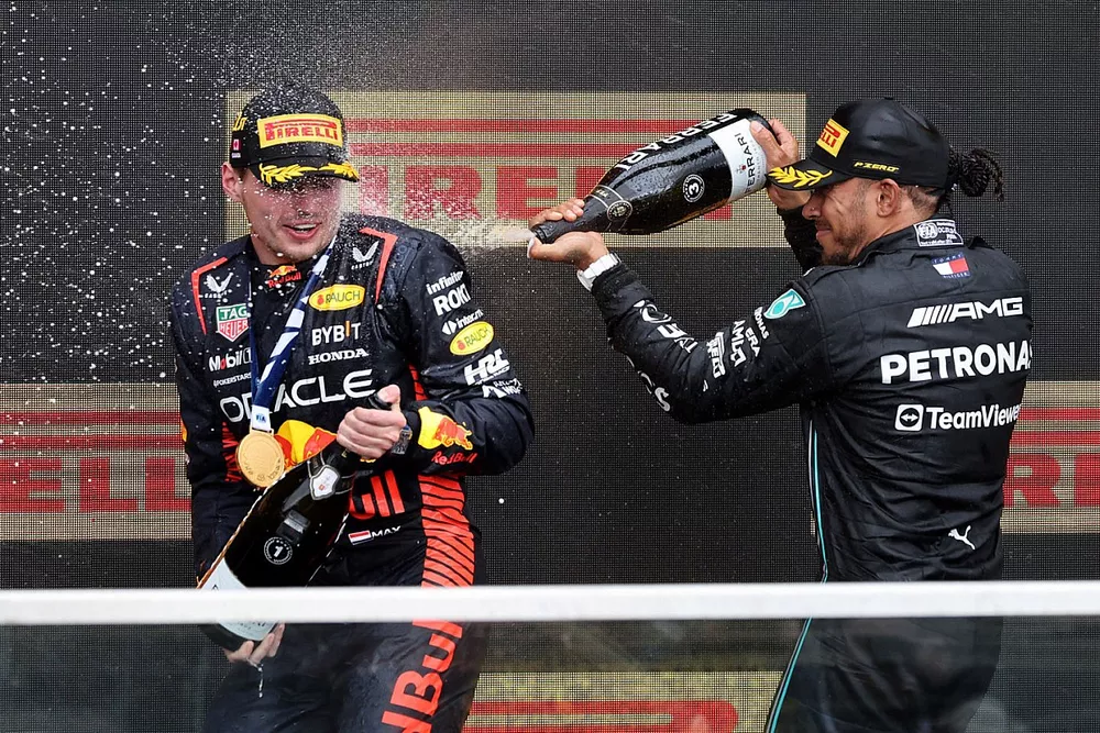 Max Verstappen, Red Bull Racing, 1&ordf; posi&ccedil;&atilde;o, Lewis Hamilton, Mercedes-AMG, 3&ordf; posi&ccedil;&atilde;o, spray de champanhe no p&oacute;dio
