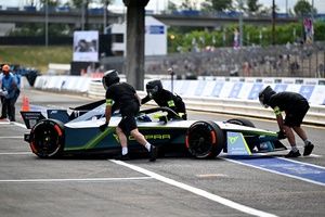 MrBeast, estrella de YouTube, choc&oacute; en el test de famosos de la F&oacute;rmula E