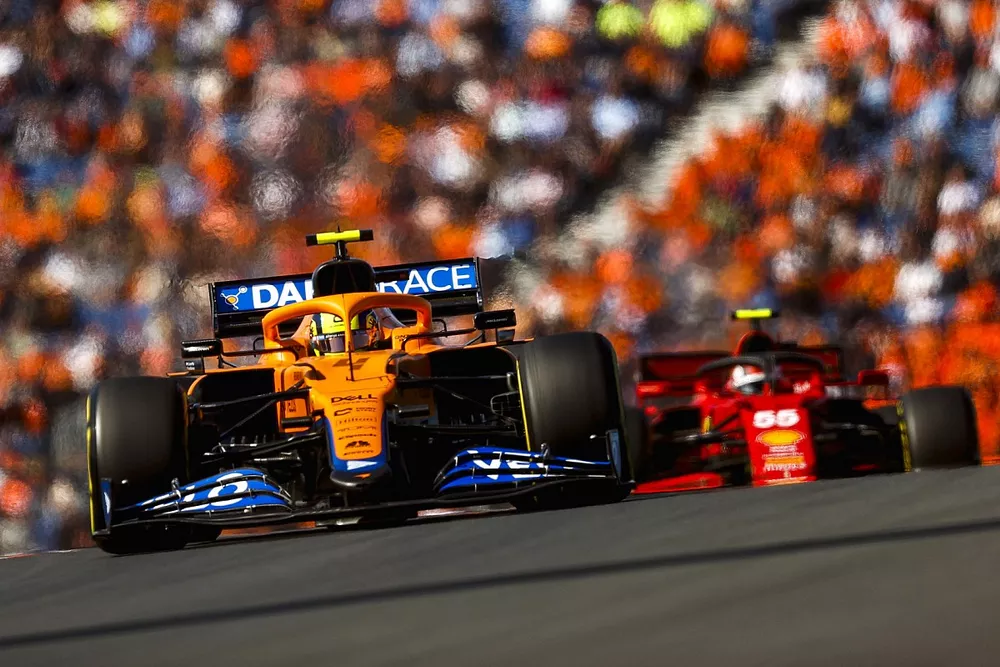 Lando Norris, McLaren MCL35M, Carlos Sainz Jr., Ferrari SF21