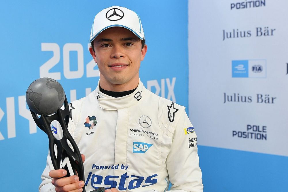 Nyck de Vries, Mercedes Benz EQ, with his Pole Position Award 