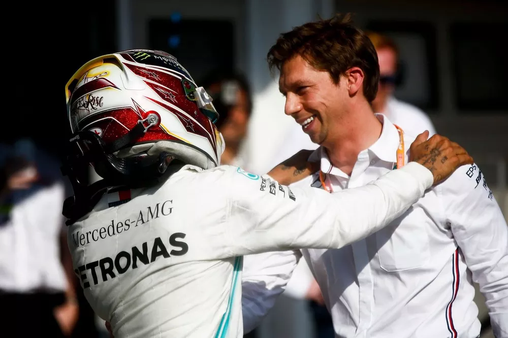 Racewinnaar Lewis Hamilton, Mercedes AMG F1 W10, viert zijn zege in parc ferm&eacute; met James Vowles, Motorsport Strategy Director, Mercedes-AMG