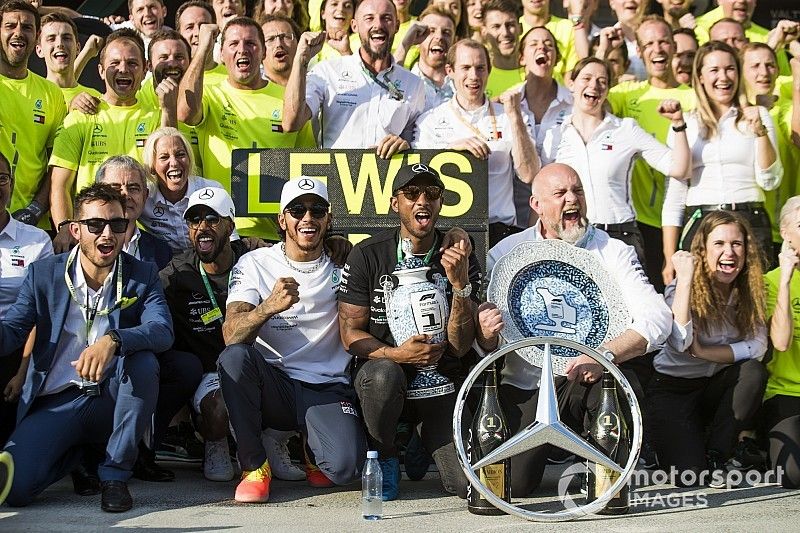 Lewis Hamilton, Mercedes AMG F1, 1&ordf; posici&oacute;n, el equipo Mercedes y sus invitados celebran