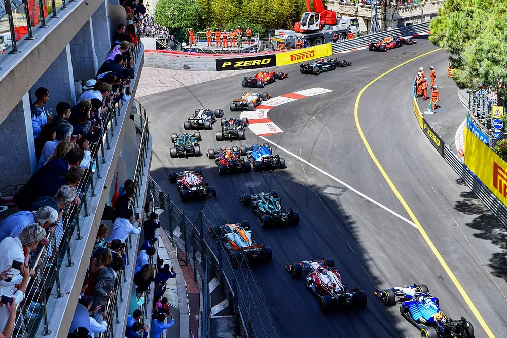 Max Verstappen, Red Bull Racing RB16B, Valtteri Bottas, Mercedes W12, Carlos Sainz Jr., Ferrari SF21, Lando Norris, McLaren MCL35M et le reste du peloton au d&eacute;part