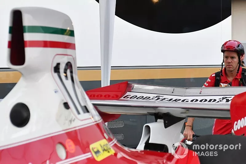 Sebastian Vettel mira el Ferrari 312T de Niki Lauda en el paddock