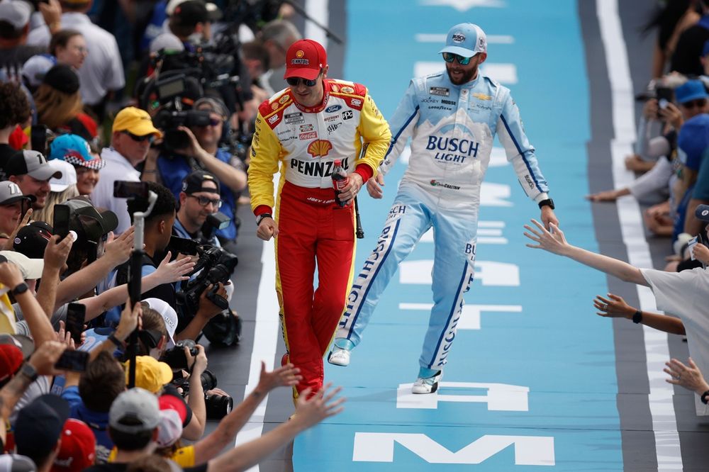 Joey Logano, Team Penske Ford; Ross Chastain, Trackhouse Racing Chevrolet