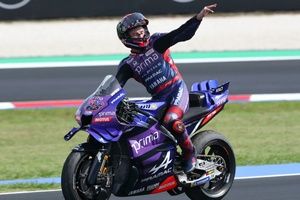 Miller fue multado por ir en contradirección... ¡para dar sus guantes a un fan!