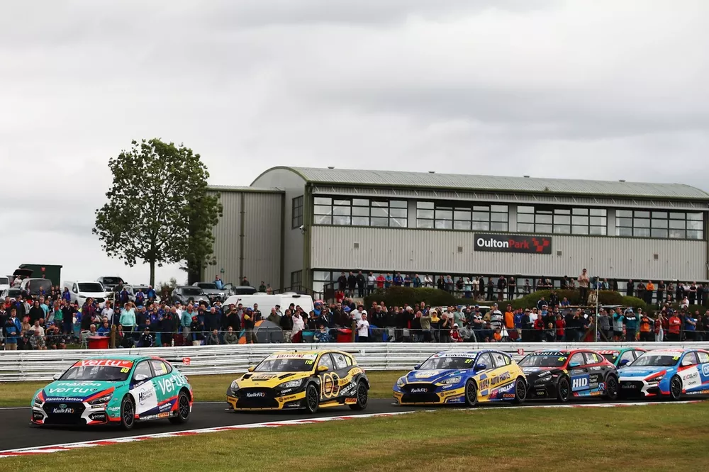 Start action, Tom Ingram, Team Vertu Hyundai i30N leads