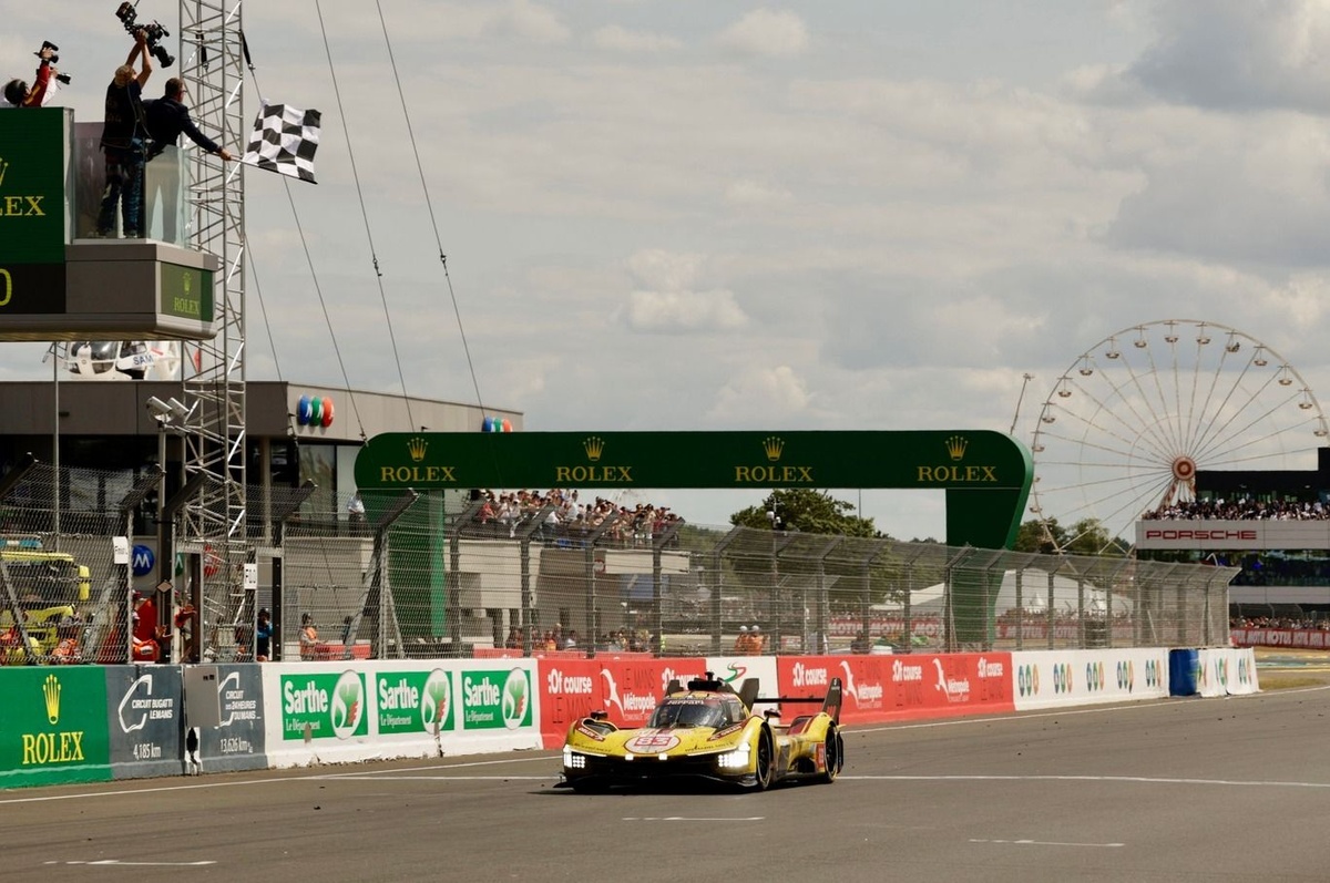 黄色い跳ね馬、フェラーリ83号車が総合優勝！ ポルシェがフェラーリの