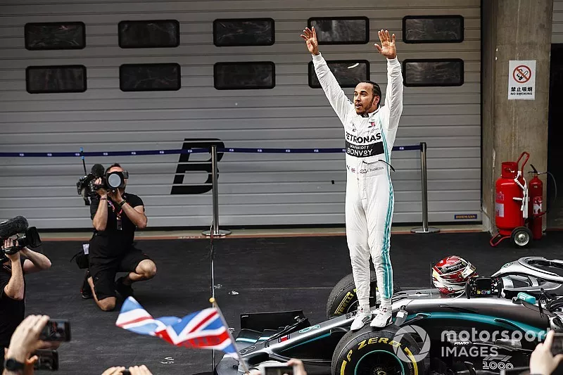 Le vainqueur de la course, Lewis Hamilton, Mercedes AMG F1 W10