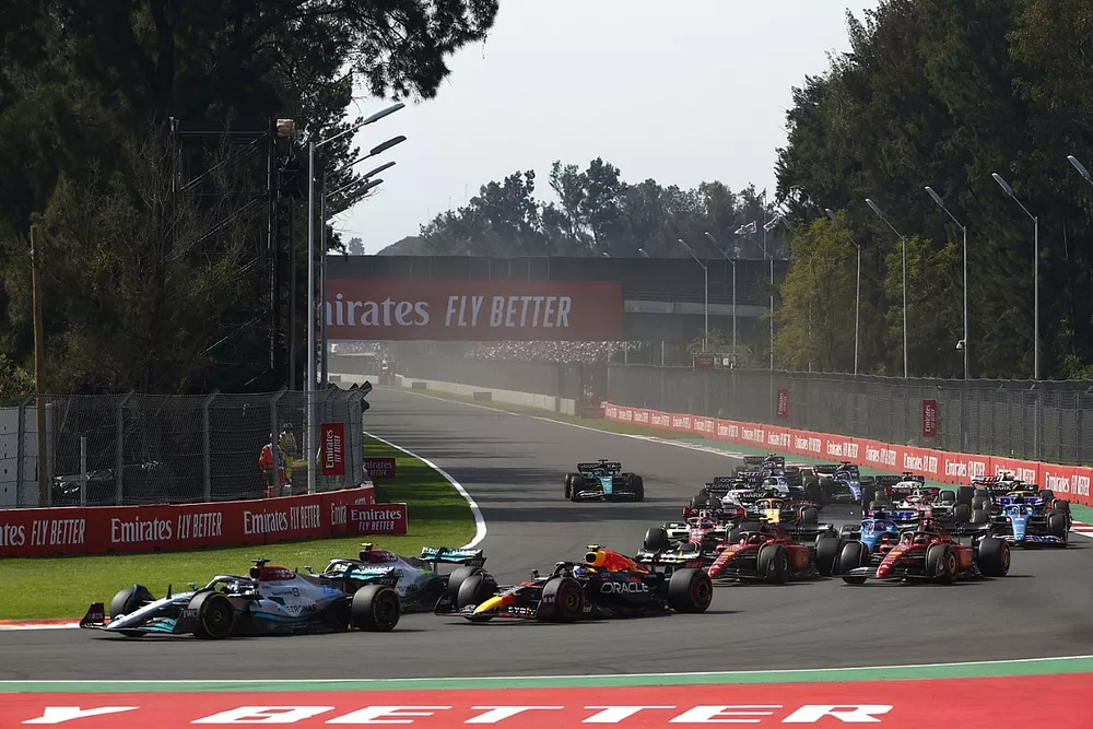 George Russell, Mercedes W13, Lewis Hamilton, Mercedes W13, Sergio Pérez, Red Bull Racing RB18, Charles Leclerc, Ferrari F1-75, Carlos Sainz, Ferrari F1-75, el resto en la salida