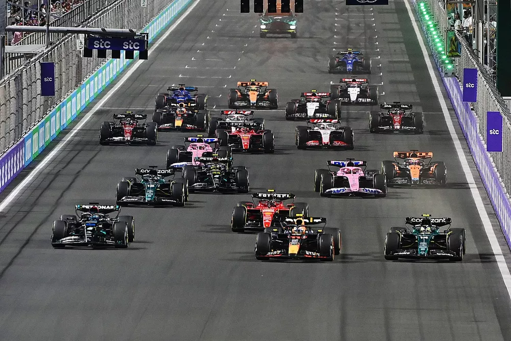 Arrancada Sergio P&eacute;rez, Red Bull Racing RB19, Fernando Alonso, Aston Martin AMR23, George Russell, Mercedes F1 W14, Carlos Sainz, Ferrari SF-23, Lance Stroll, Aston Martin AMR23, el resto de la parrilla en la salida.