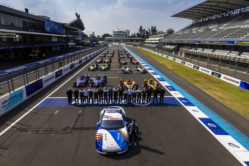 Los coches de 2023, los pilotos en la parrilla, con el Porsche Taycan Safety Car, Bruno Correia, piloto del Safety Car 