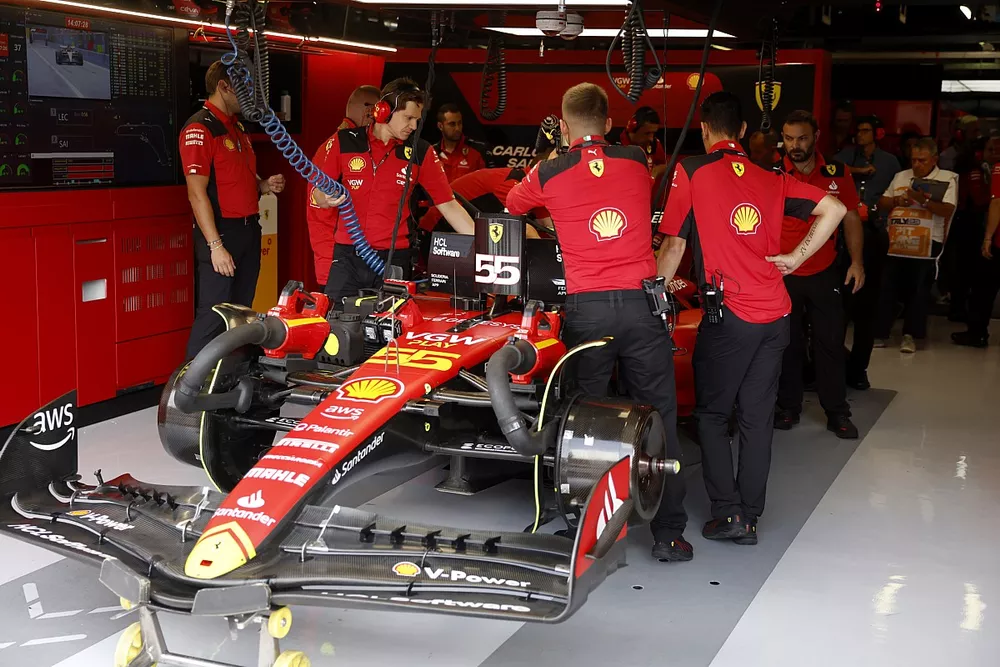 Meccanici in garage con Carlos Sainz, Ferrari SF-23