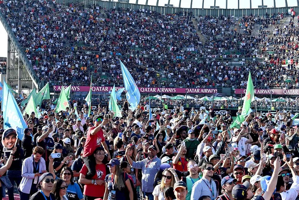 Fans invaden el circuito tras la carrera
