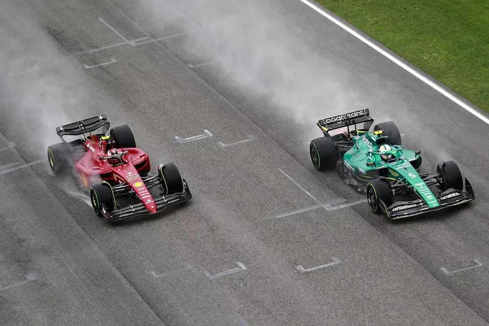 Sebastian Vettel, Aston Martin AMR22, Carlos Sainz Jr., Ferrari F1-75