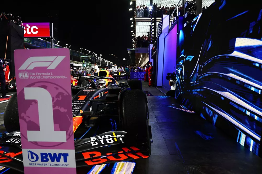 Il vincitore della gara Max Verstappen, Racing festeggia nel parco chiuso