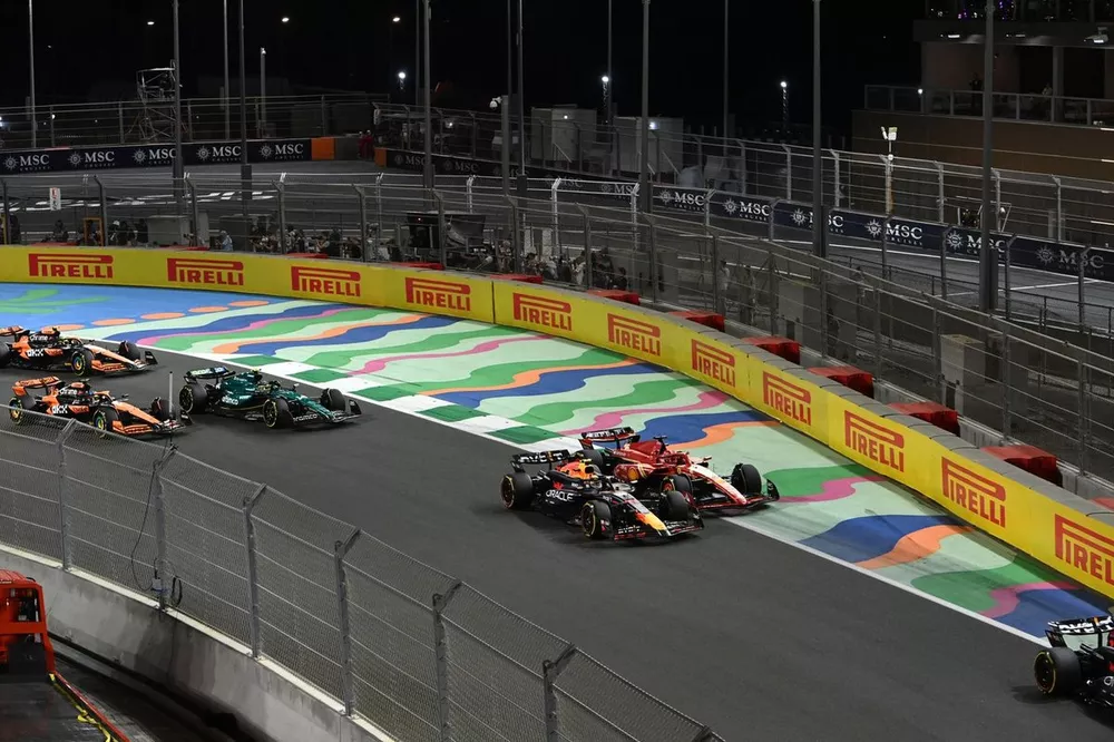 Sergio Perez, Red Bull Racing RB20, in gevecht met Charles Leclerc, Ferrari SF-24, bij de start