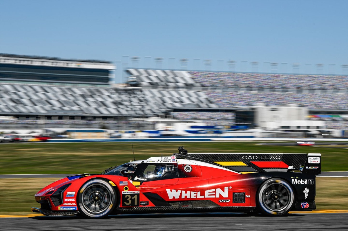Cadillac обогнал Porsche на вечерней тренировке Rolex 24