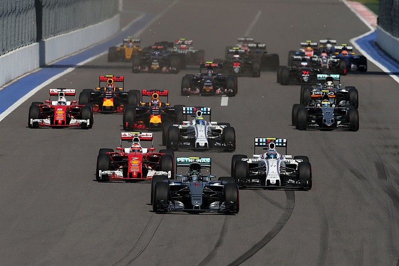 Nico Rosberg, Mercedes AMG F1 Team W07 leads at the start of the race