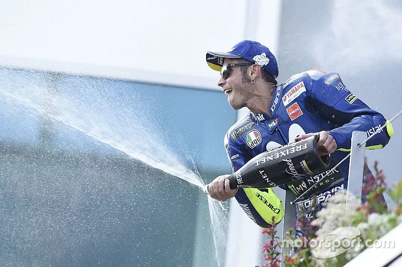Podio: segundo clasificado Valentino Rossi, Yamaha Factory Racing
