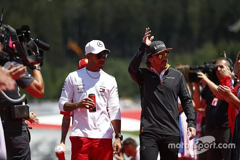 Lewis Hamilton, Mercedes AMG F1, y Fernando Alonso, McLaren