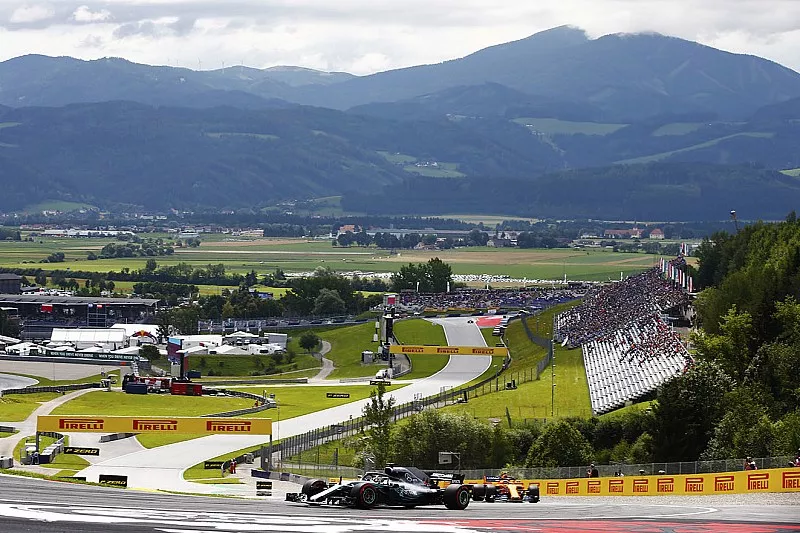 Lewis Hamilton, Mercedes AMG F1 W09, voor Stoffel Vandoorne, McLaren MCL33