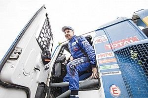 Dakar, camiones, etapa 1: el Kamaz de Nikolaev precede al tr&iacute;o de Iveco Powerstar
