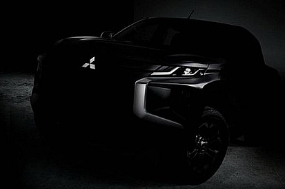 Новий пікап Mitsubishi L200 засвітився на чорно-білій світлині
