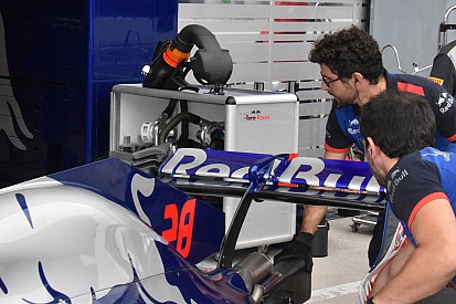 Toro Rosso: ala quasi piatta e comando del DRS completamente carenato