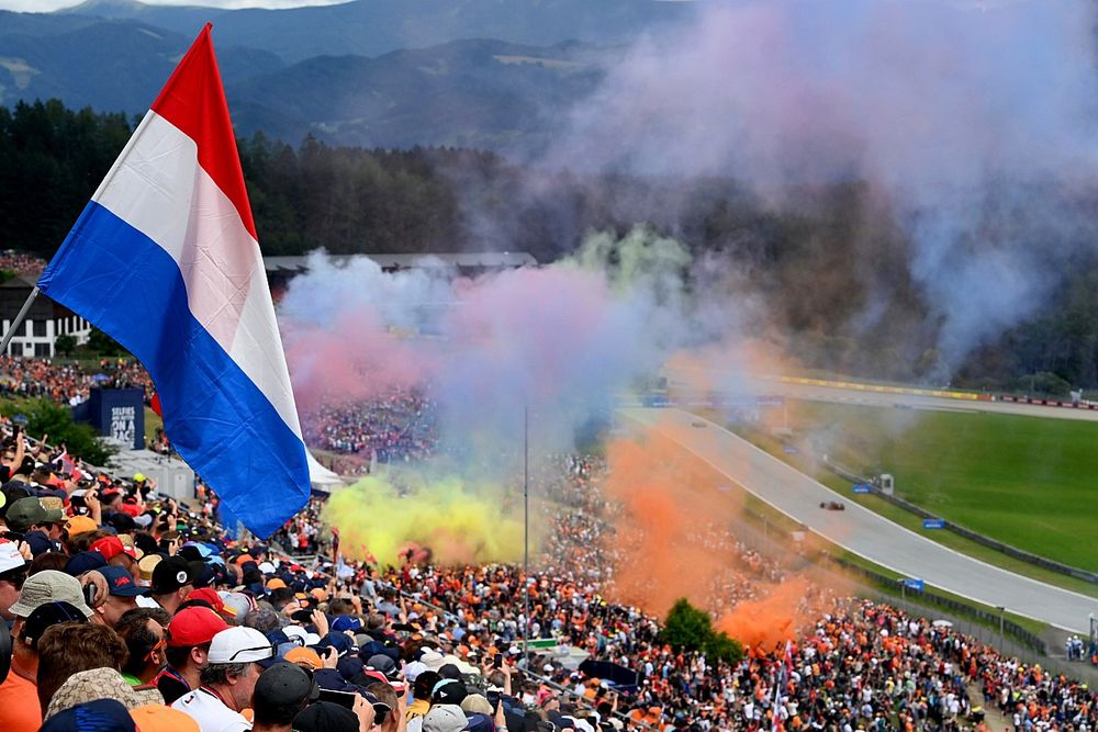Gekleurde rook vult de lucht als de race begint