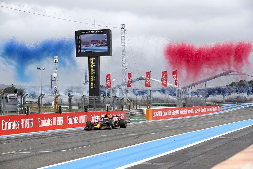El ganador de la carrera, Max Verstappen, el RB16B de Red Bull Racing cruza la l&iacute;nea de meta ante la celebraci&oacute;n de su equipo