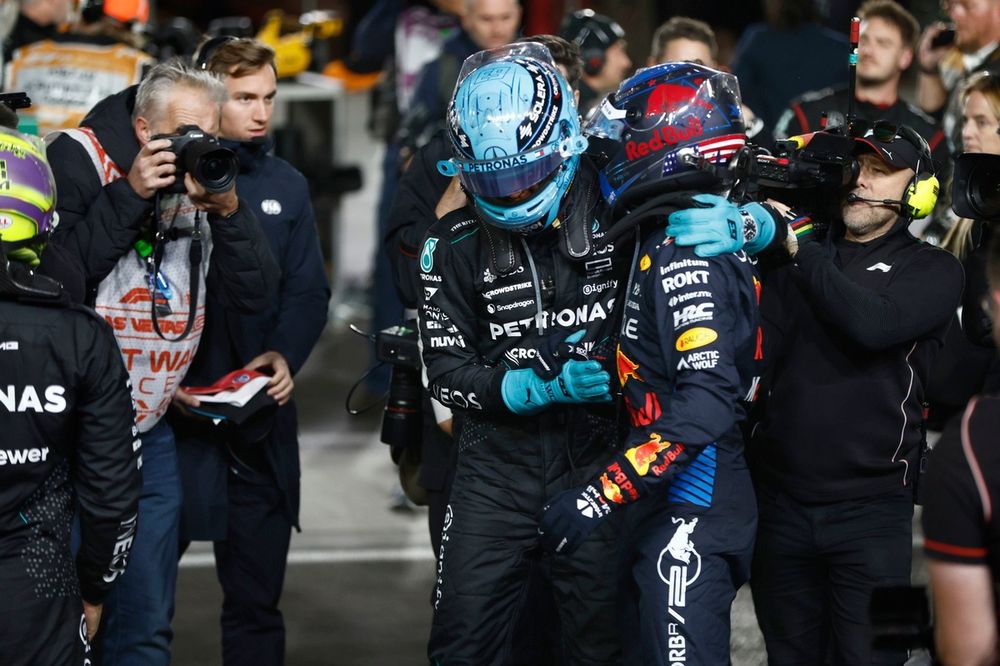 George Russell, Mercedes-AMG F1 Team, ganador de la carrera, felicita a Max Verstappen, Red Bull Racing, campeón del mundo 
