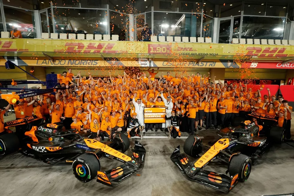 El equipo McLaren celebra tras ganar el título de constructores de la F1 2024