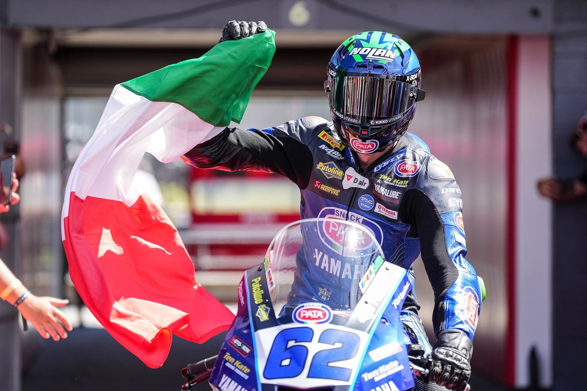 Da eterno "underdog" a campione Supersport: Manzi è l'orgoglio tricolore del 2025