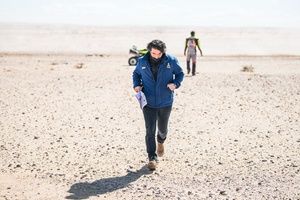 Castera trat&oacute; de corregir el error del roadbook indicando el camino a los pilotos