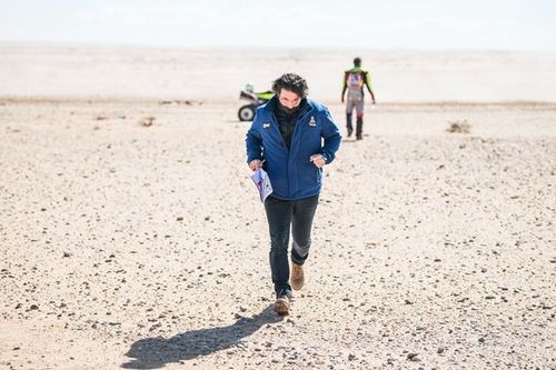 Castera trató de corregir el error del roadbook indicando el camino a los pilotos