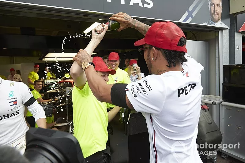 Ganador de la carrera Lewis Hamilton, Mercedes AMG F1 celebra con el equipo