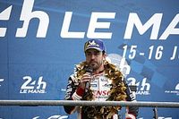 Alonso: "Logramos una victoria que quiz&aacute;s no merecimos en la pista"