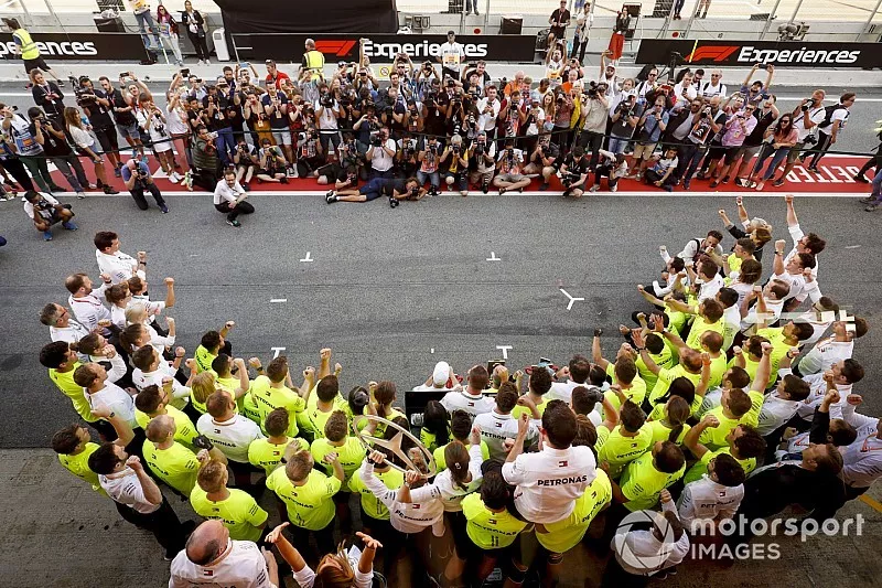 Lewis Hamilton, Mercedes AMG F1 celebra con su equipo despu&eacute;s de la carrera