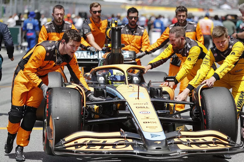 Lando Norris, McLaren MCL36, llega a la parrilla 