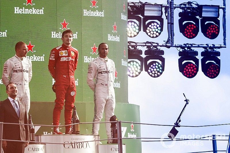 Podio: segundo lugar Valtteri Bottas, Mercedes AMG F1, ganador Charles Leclerc, Ferrari y tercero Lewis Hamilton, Mercedes AMG F1