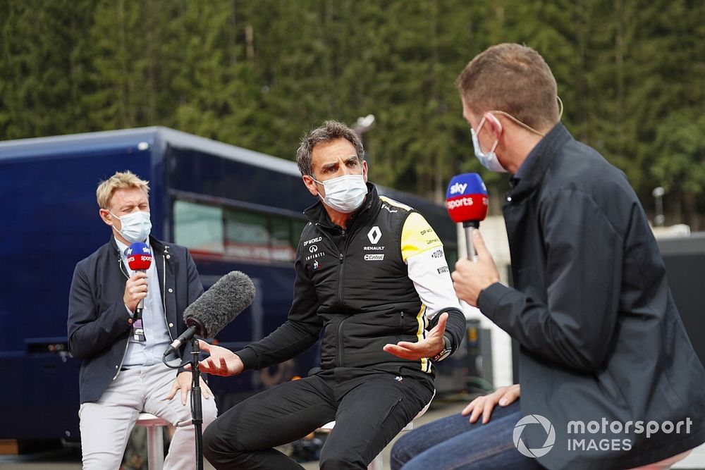 Cyril Abiteboul, director ejecutivo de Renault F1 Team con Simon Lazenby, Sky TV, y Anthony Davidson, Sky TV