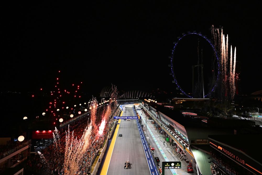 Fuegos artificiales al final de la carrera al paso de Oscar Piastri, McLaren MCL38, y Fernando Alonso, Aston Martin AMR24, por meta