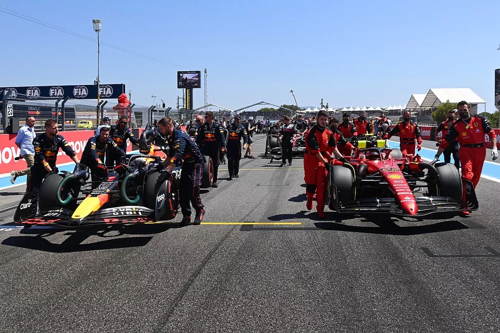 Max Verstappen, Red Bull Racing RB18, Charles Leclerc, Ferrari F1-75, arrive on the grid